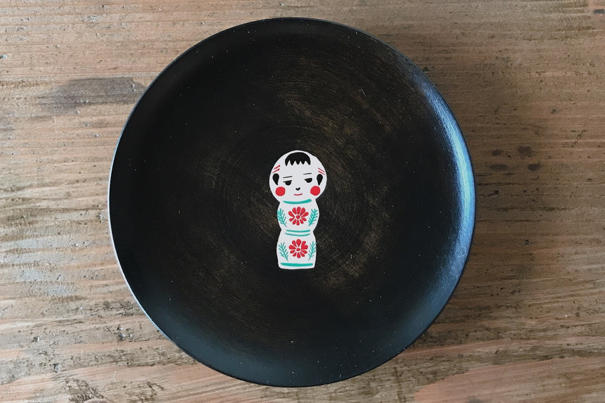 かわいい こけし の縁起豆皿|会津漆器 食器 おしゃれ|ほくるし堂